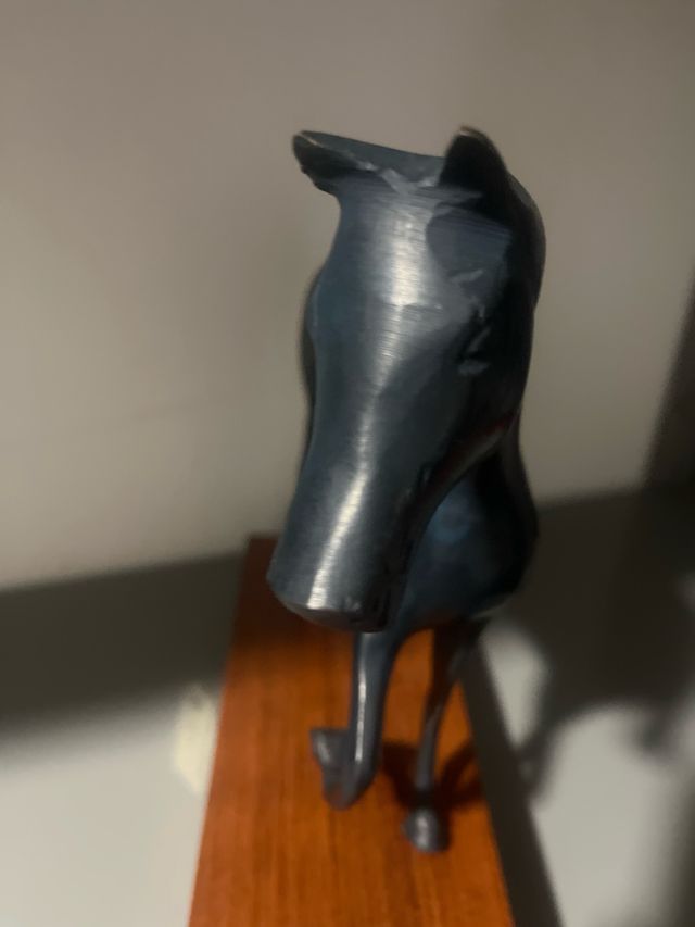 Figura de caballo de bronce