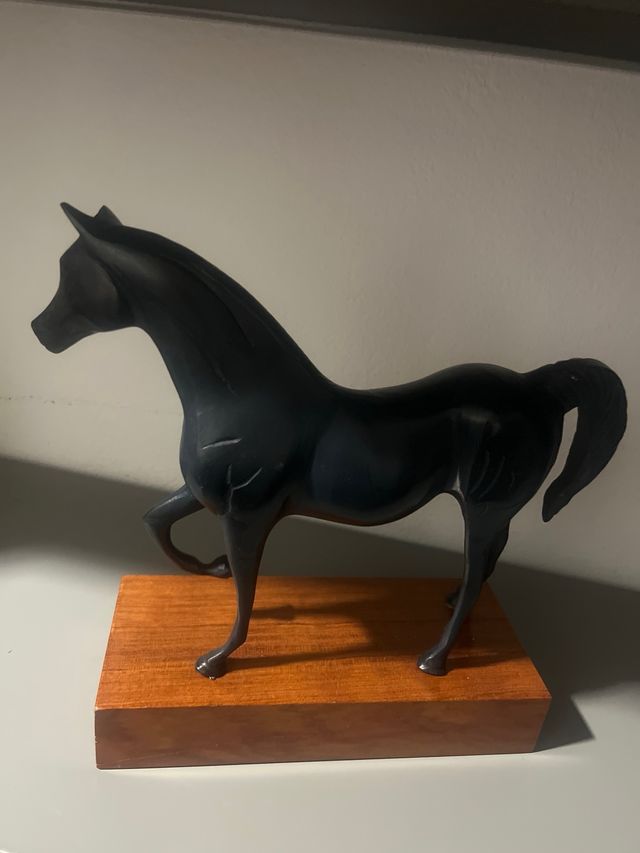 Figura de caballo de bronce