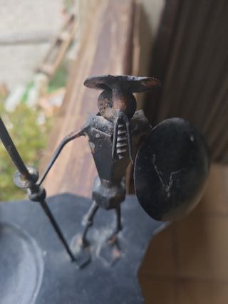 Cenicero de metal con figura