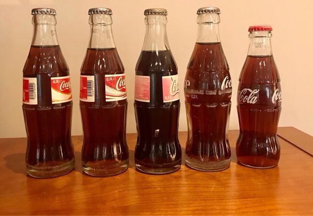 Bottiglie di Coca Cola provenienti da diversi paesi