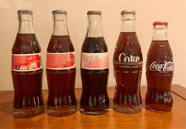 Bottiglie di Coca Cola provenienti da diversi paesi