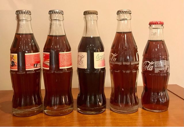 Bottiglie di Coca Cola provenienti da diversi paesi