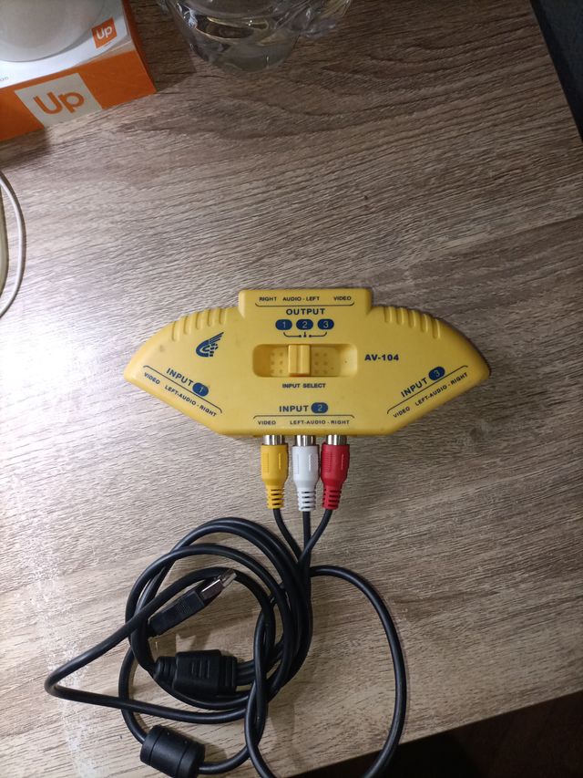 Conmutador AV-104 de 3 entradas