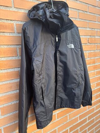 Chubasquero The North Face Negro con Forro Polar