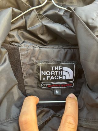 Chubasquero The North Face Negro con Forro Polar