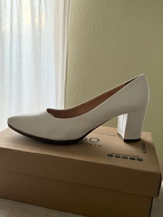 Zapatos de tacón blancos