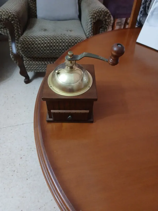 Molinillo de café antiguo de madera y latón