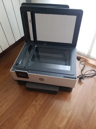 Impresora HP Multifunción Gris y Blanca