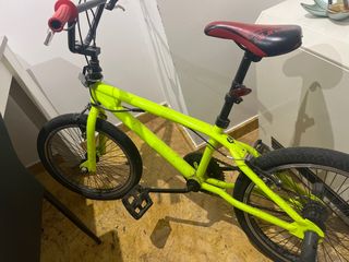 Bicicleta BMX color verde lima