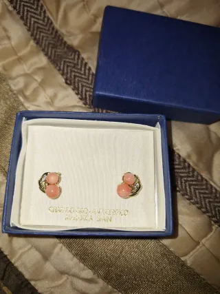 Pendientes chapados en oro con coral