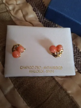 Pendientes chapados en oro con coral
