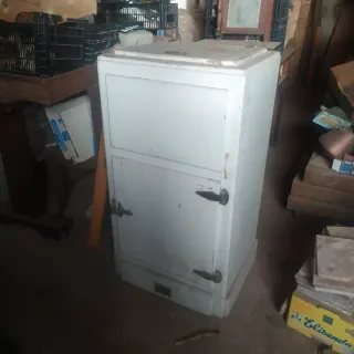 Nevera de madera antigua que IVA con barra hielo