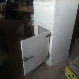 Nevera de madera antigua que IVA con barra hielo