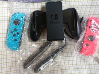 Joy-Con Nintendo Switch + Grip Azul/Rojo