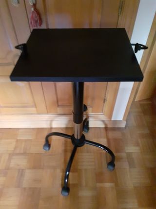 Mesita auxiliar con ruedas ajustable