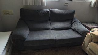 Sofá de tela gris y beige