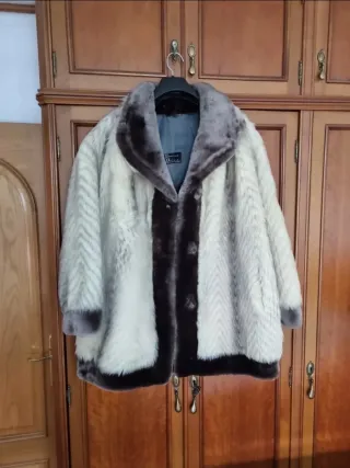 Abrigo de pelo de zorro
Color beige y marrón