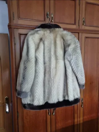 Abrigo de pelo de zorro
Color beige y marrón