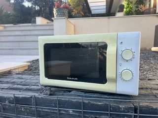 Microondas Taurus Blanco y Beige
