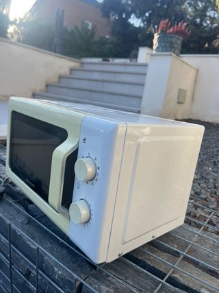 Microondas Taurus Blanco y Beige