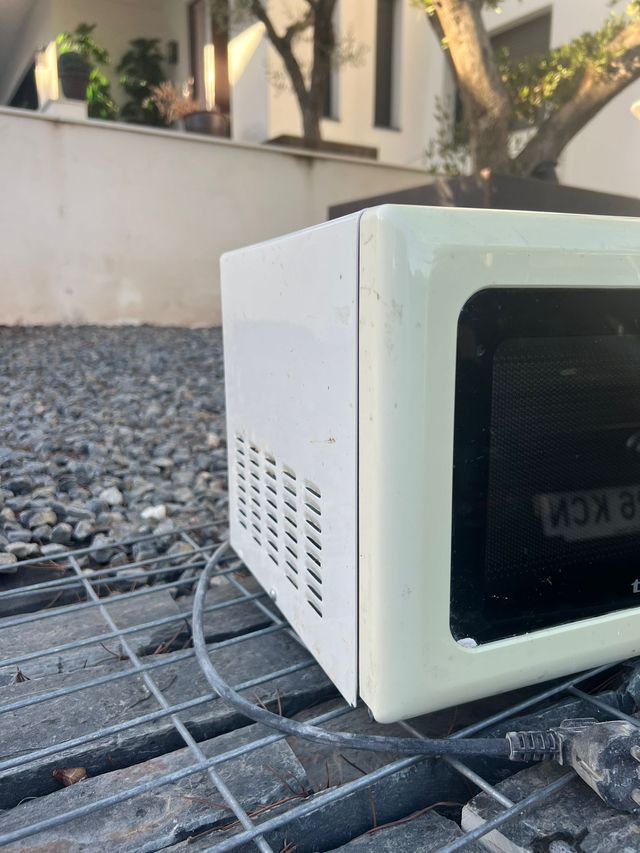 Microondas Taurus Blanco y Beige