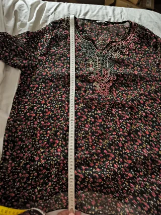 Blusa floral negra y rosa talla XL