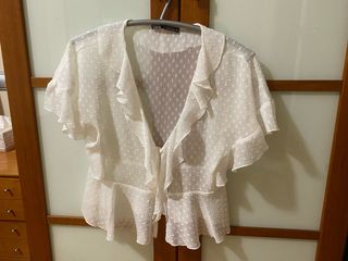 Blusa blanca volantes lunares