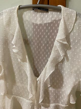 Blusa blanca volantes lunares