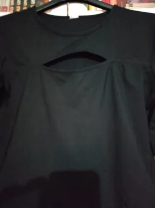 Camiseta negra  manga larga con abertura T.M
