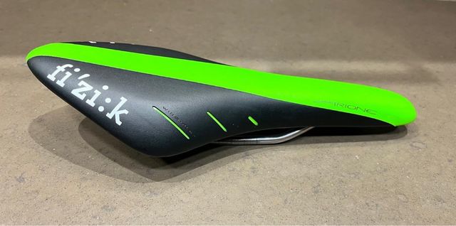 Sillín carretera Fizik Arione Negro/Verde, Nuevo.