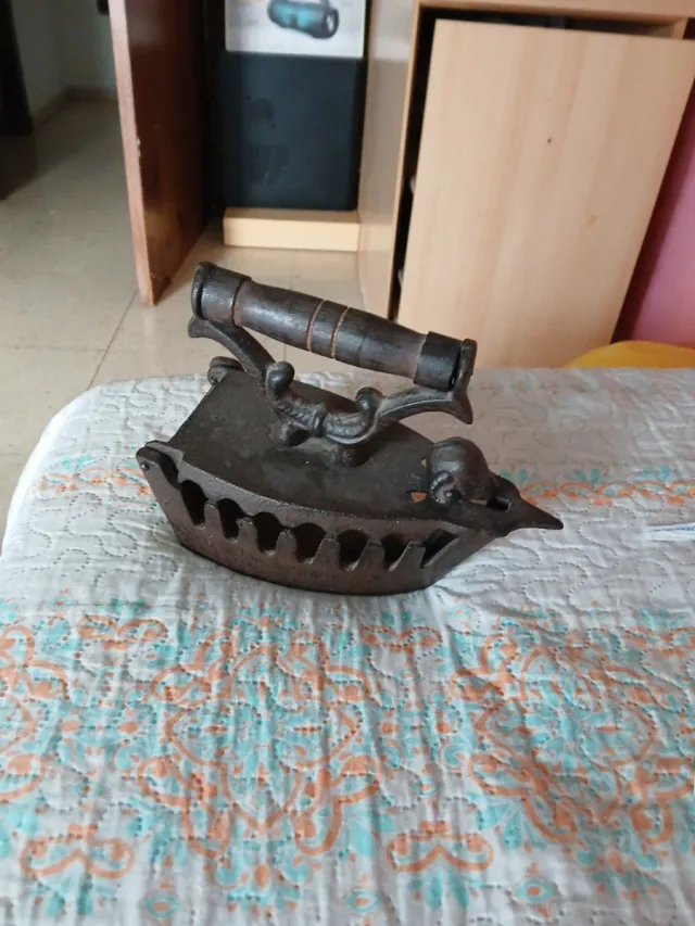 Plancha antigua de hierro fundido