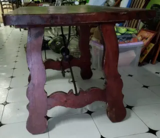 Mesa de madera maciza con patas de metal