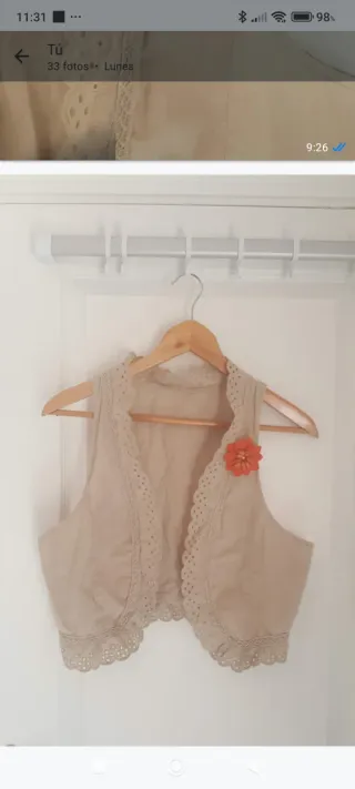 Chaleco beige con flor naranja