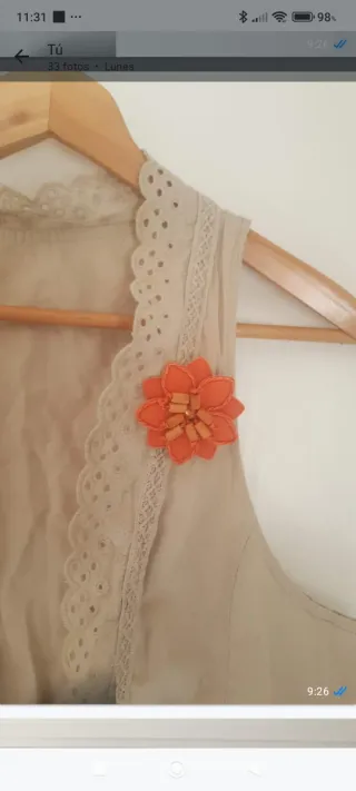 Chaleco beige con flor naranja