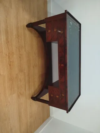 Escritorio de madera.