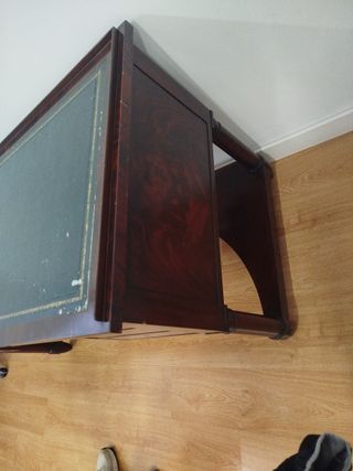 Escritorio de madera.
