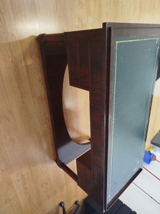 Escritorio de madera.