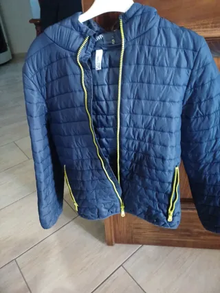 Piumino bimbo blu con zip gialla