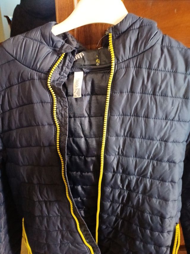 Piumino bimbo blu con zip gialla