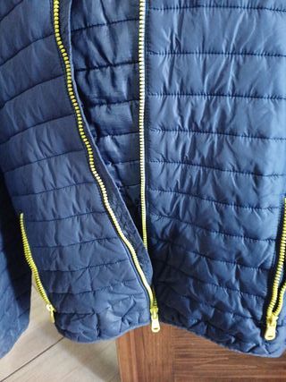 Piumino bimbo blu con zip gialla