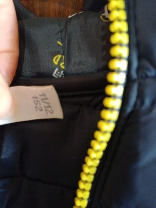 Piumino bimbo blu con zip gialla