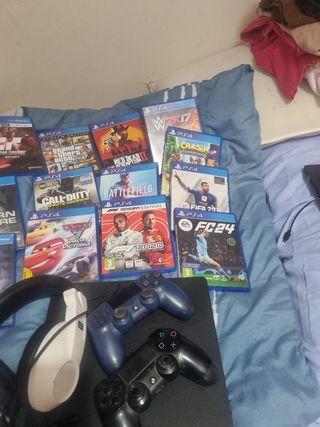 PS4 con 2 mandos, cascos y 13 juegos