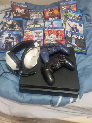 PS4 con 2 mandos, cascos y 13 juegos