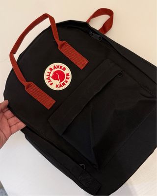 Mochila Fjallraven Negra y Rojo Burdeos