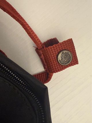 Mochila Fjallraven Negra y Rojo Burdeos