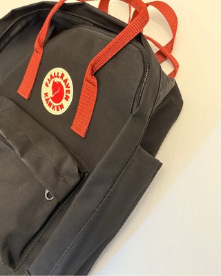 Mochila Fjallraven Negra y Rojo Burdeos