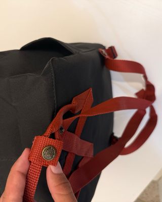 Mochila Fjallraven Negra y Rojo Burdeos