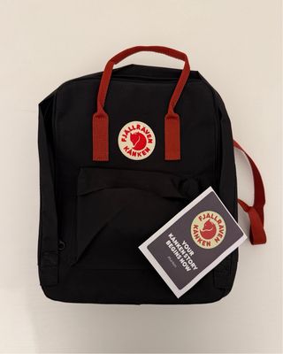 Mochila Fjallraven Negra y Rojo Burdeos