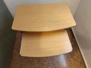 Mesa de ordenador con ruedas