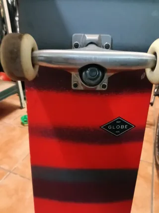 Skate Globe Rayas Rojas y Negras